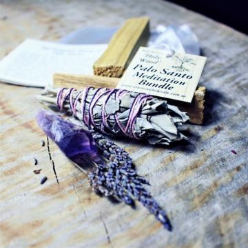 Smudging bundle with Palo Santo, sage smudge, Palo Santo and lavender